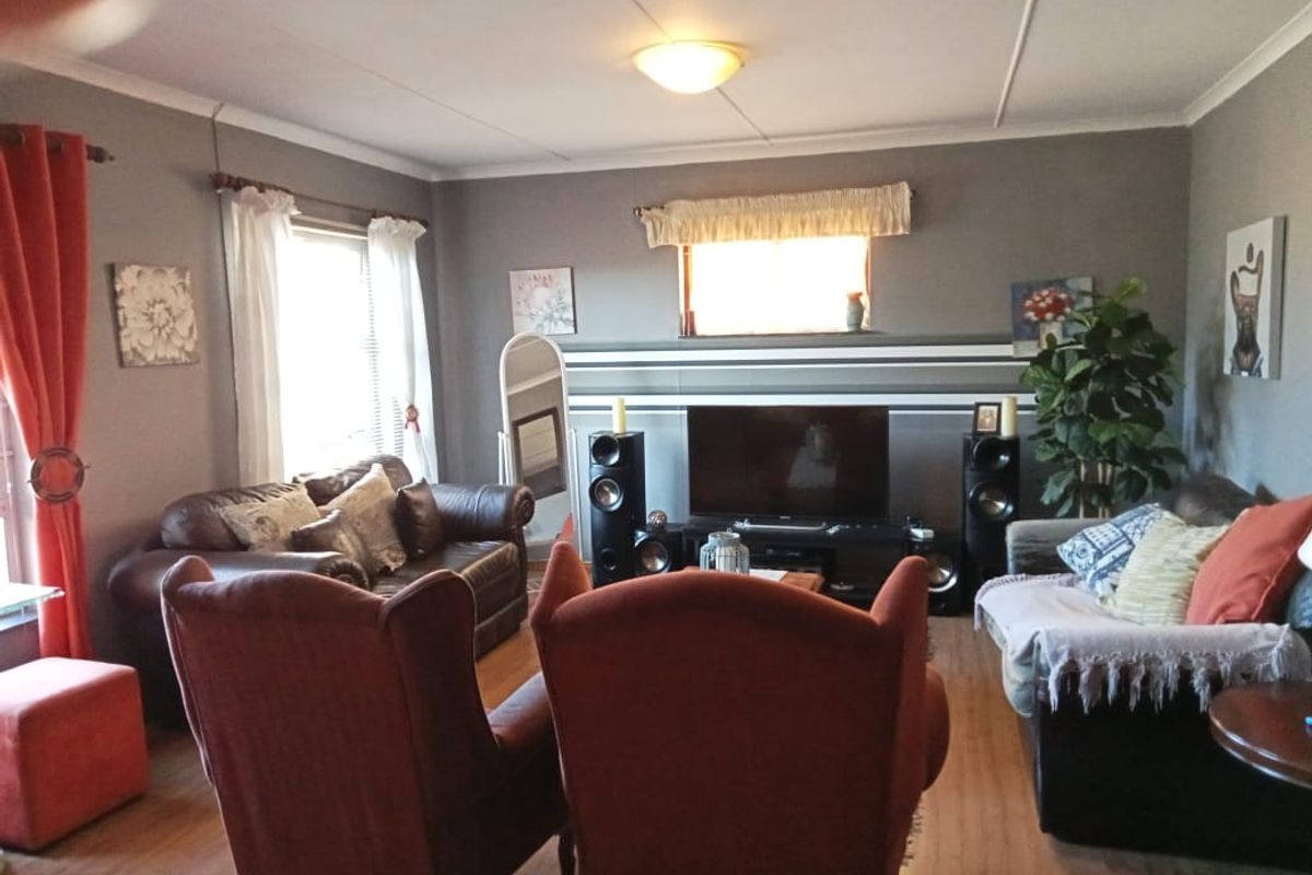 Townhouse For Sale In East London - Photo 4