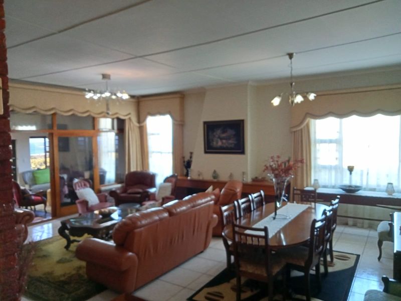 House For Sale In East London - Photo 3