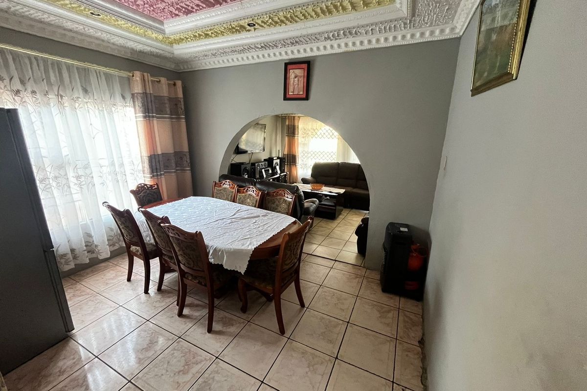 House For Sale In East London - Photo 2