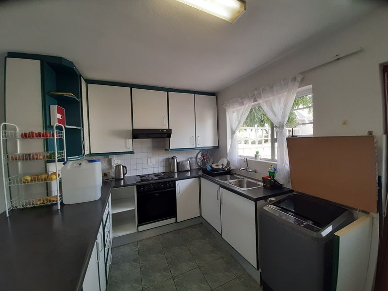 Lovely 3 bedroom townhouse in secure complex close to schools, shops and main roads! - Photo 7