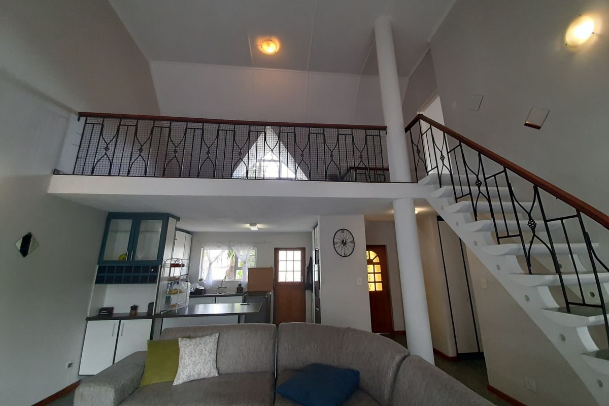 Lovely 3 bedroom townhouse in secure complex close to schools, shops and main roads! - Photo 3