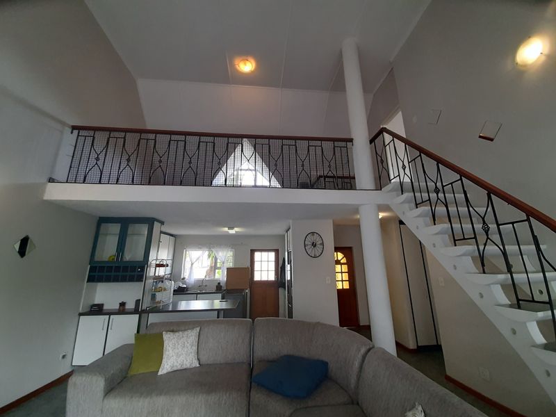 Lovely 3 bedroom townhouse in secure complex close to schools, shops and main roads! - Photo 3