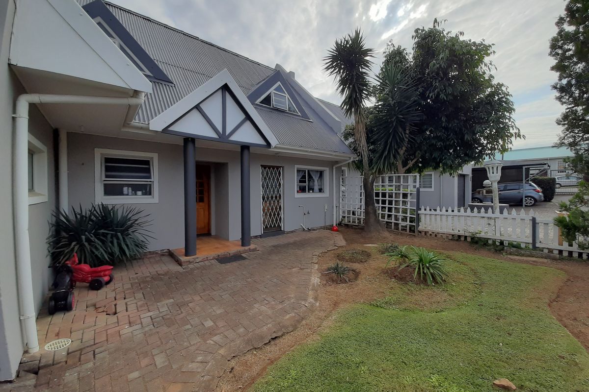 Lovely 3 bedroom townhouse in secure complex close to schools, shops and main roads! - Photo 2