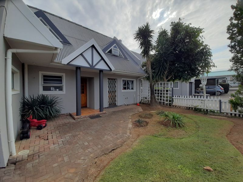 Lovely 3 bedroom townhouse in secure complex close to schools, shops and main roads! - Photo 2