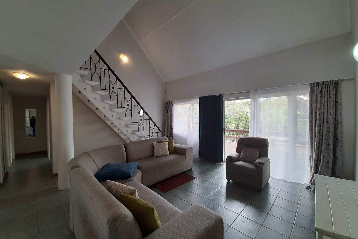 Lovely 3 bedroom townhouse in secure complex close to schools, shops and main roads! - Photo 5