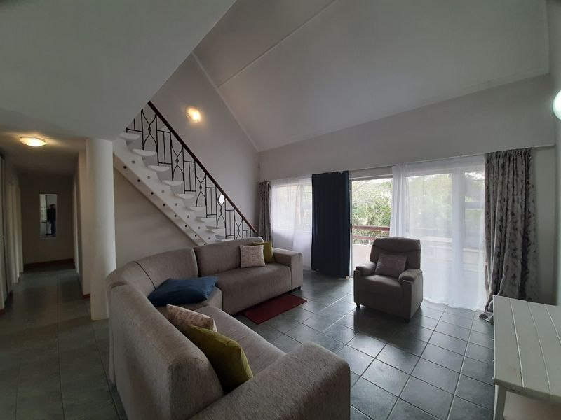 Lovely 3 bedroom townhouse in secure complex close to schools, shops and main roads! - Photo 5