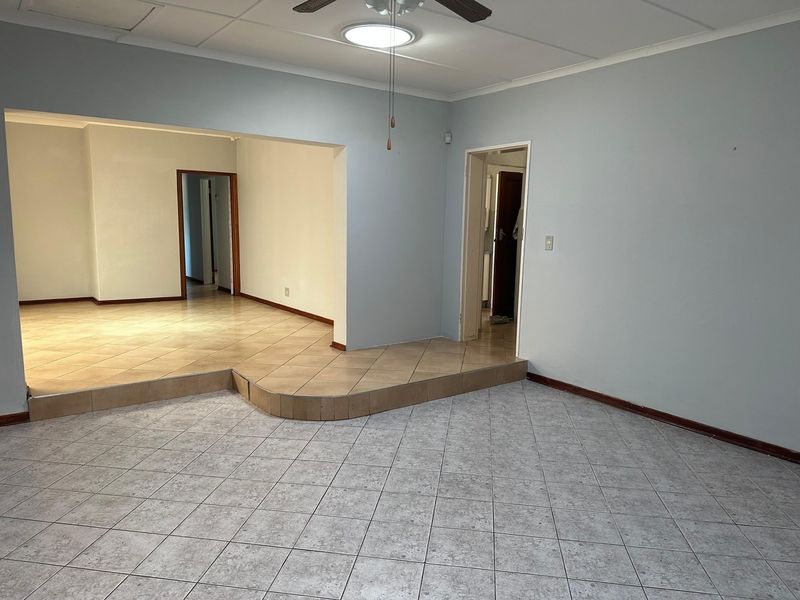 House For Sale In East London - Photo 4