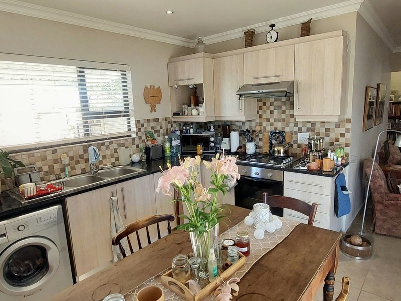 Townhouse For Sale In East London - Photo 7