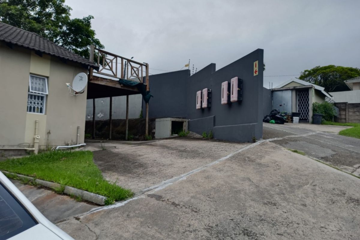 A  Comfortable Townhouse,  Sound Investment! - Photo 2