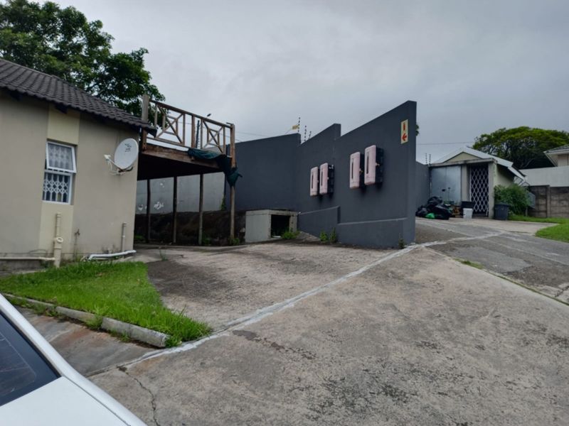 A  Comfortable Townhouse,  Sound Investment! - Photo 2