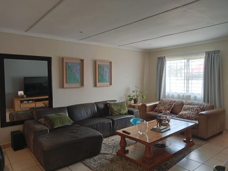 Townhouse For Sale In East London - Photo 6