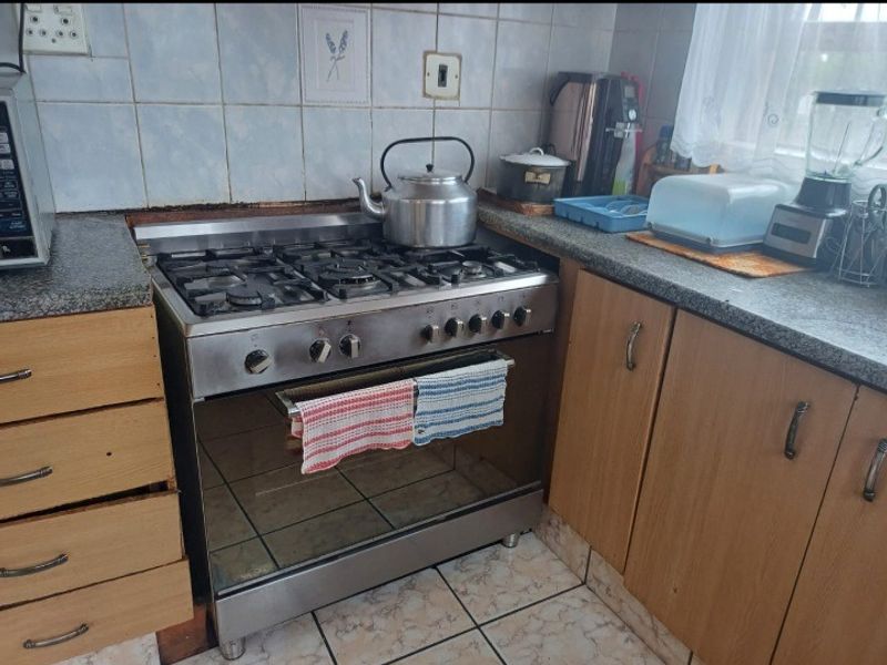 Cozy Family Home - Photo 10