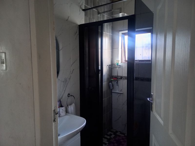 Cozy Family Home - Photo 6