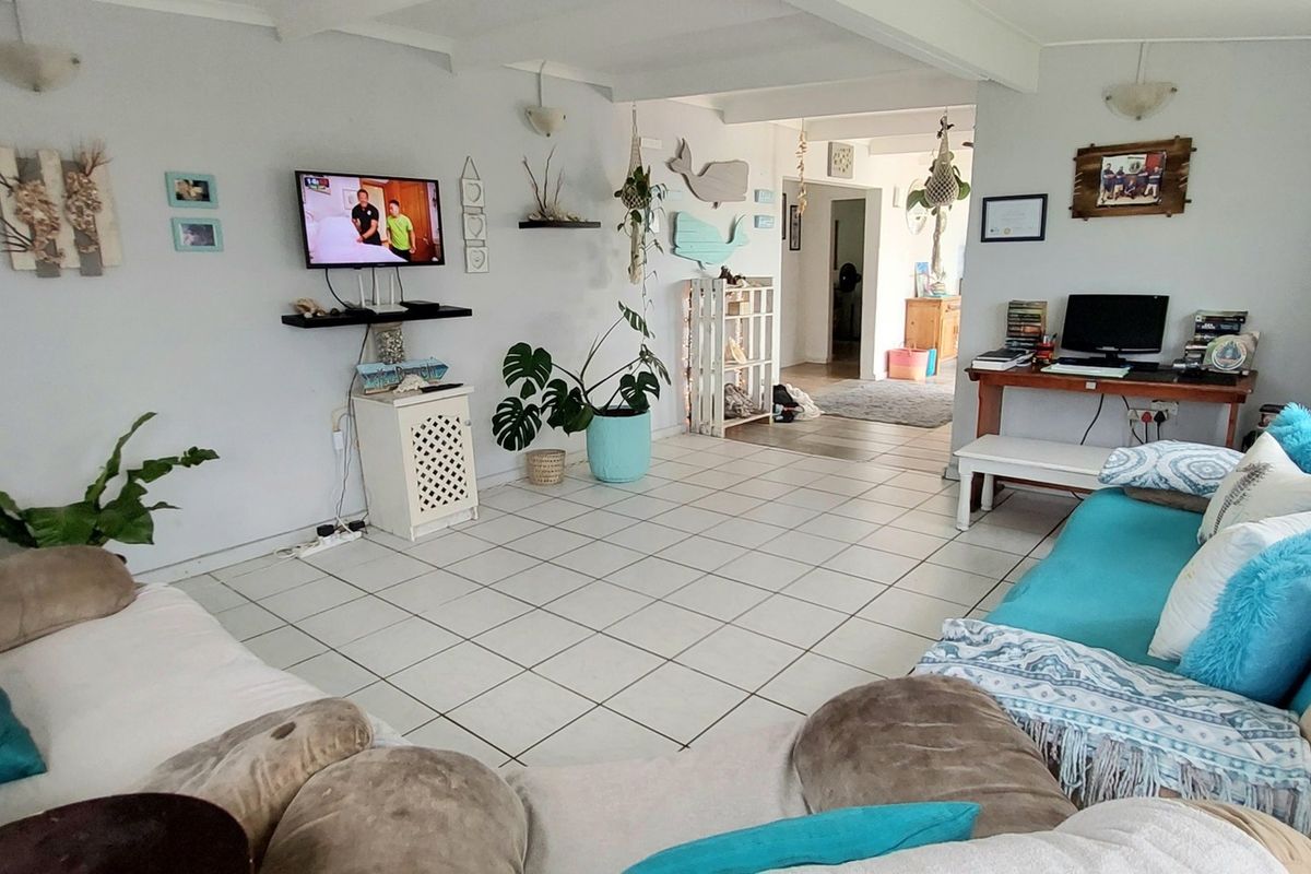 House For Sale In East London - Photo 3