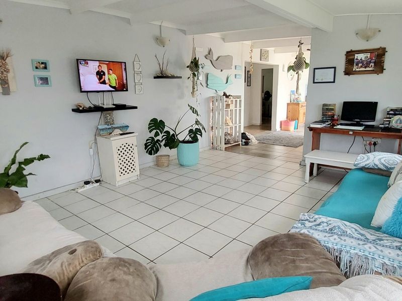 House For Sale In East London - Photo 3