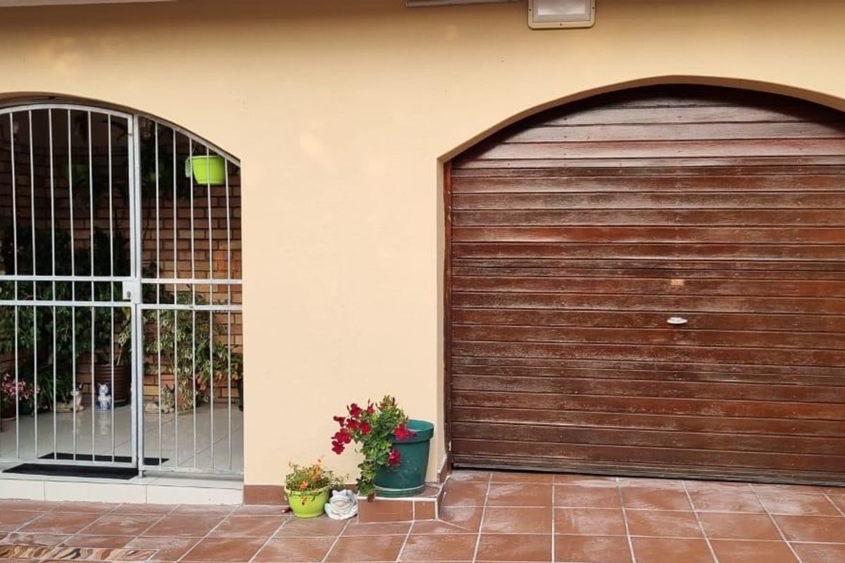 Townhouse For Sale In East London - Photo 2