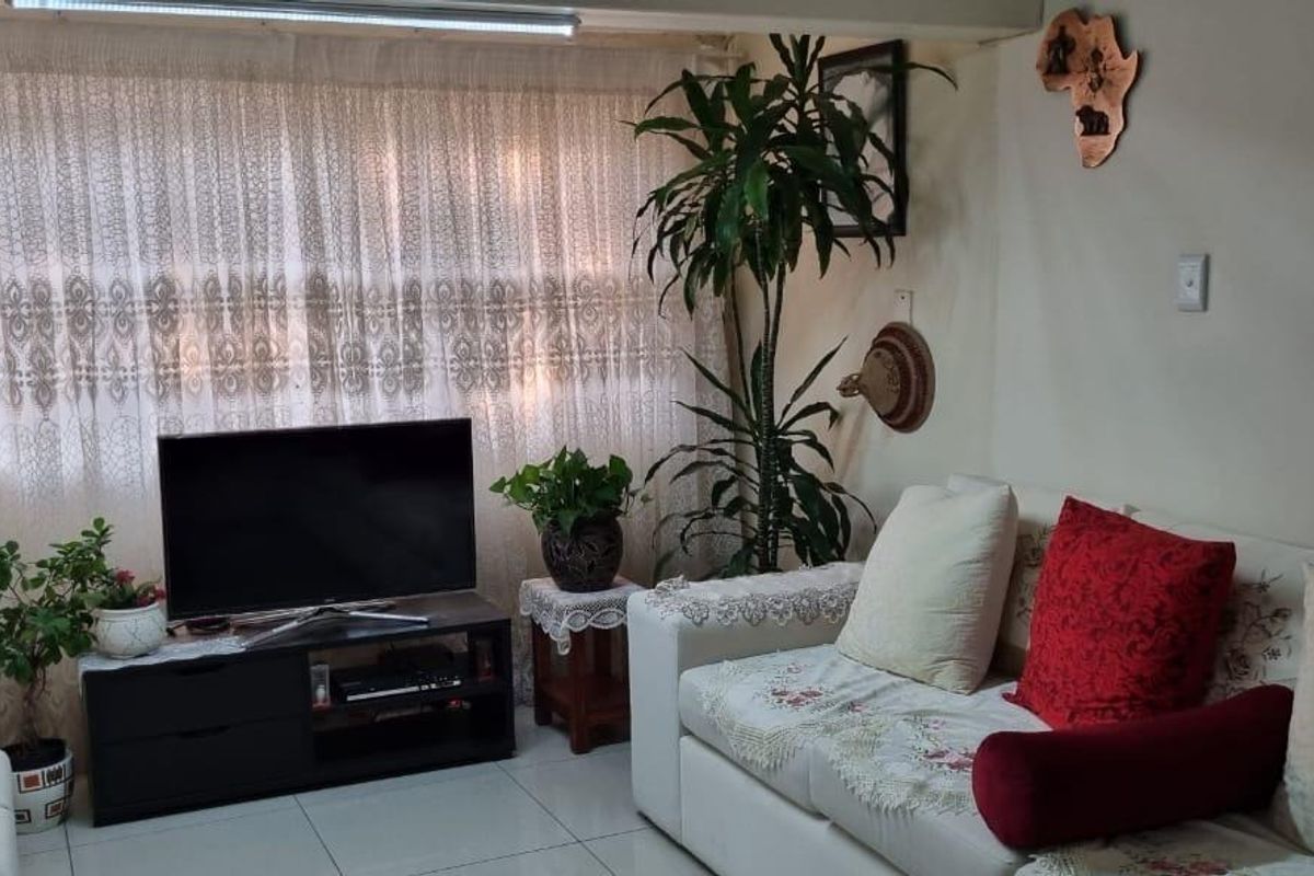 Townhouse For Sale In East London - Photo 4