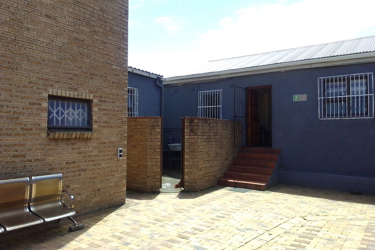 House For Sale In East London - Photo 2