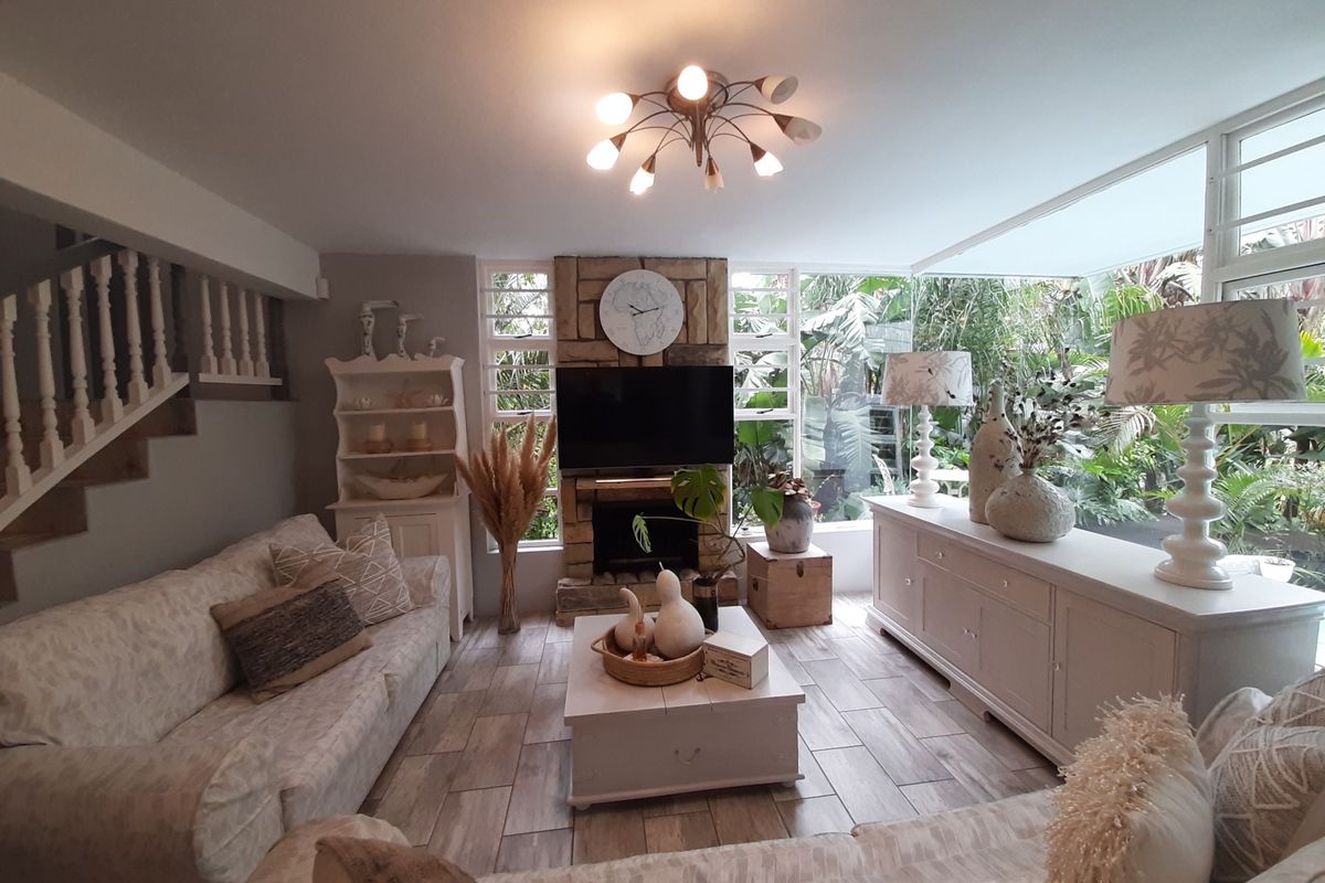 Absolutely beautiful, spacious and modern home in serene surroundings! - Photo 3