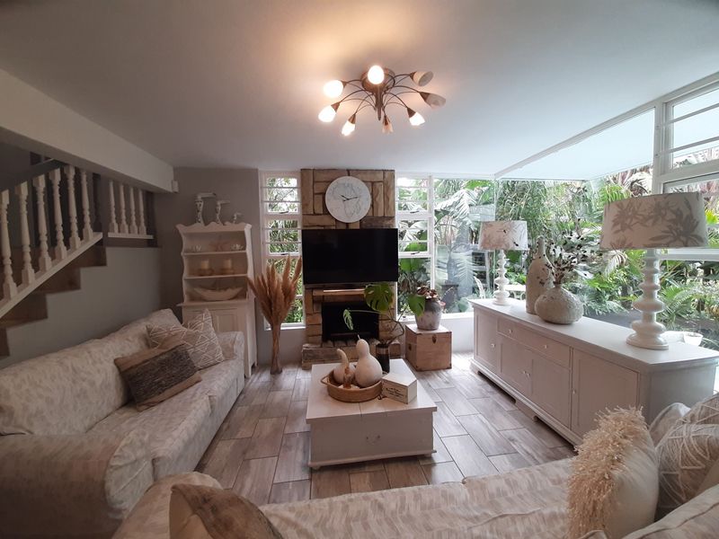 Absolutely beautiful, spacious and modern home in serene surroundings! - Photo 3