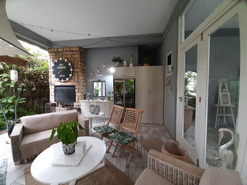 Absolutely beautiful, spacious and modern home in serene surroundings! - Photo 10