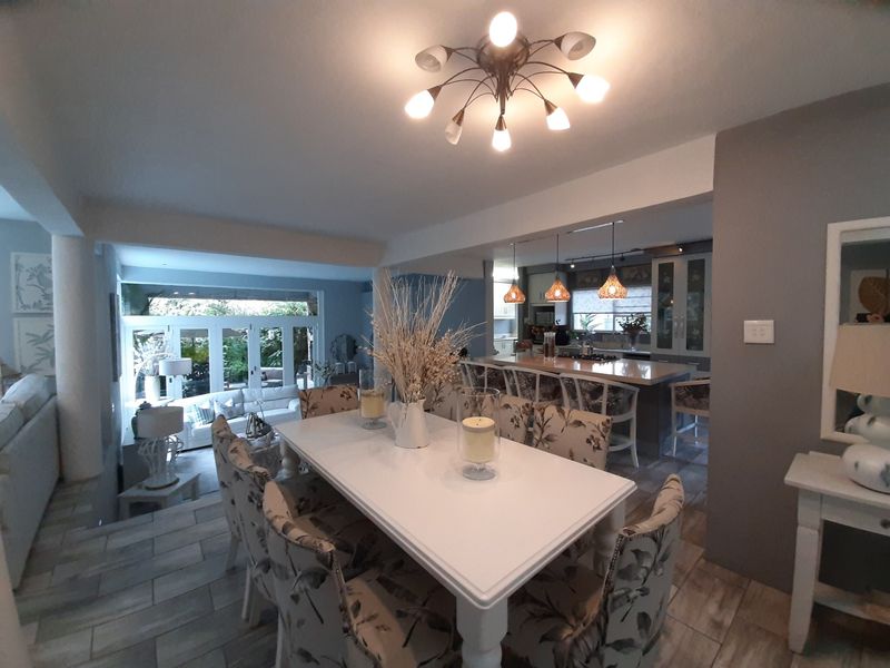 Absolutely beautiful, spacious and modern home in serene surroundings! - Photo 9