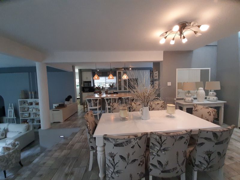 Absolutely beautiful, spacious and modern home in serene surroundings! - Photo 8