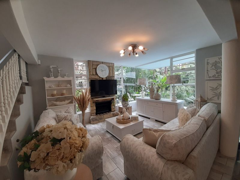 Absolutely beautiful, spacious and modern home in serene surroundings! - Photo 7