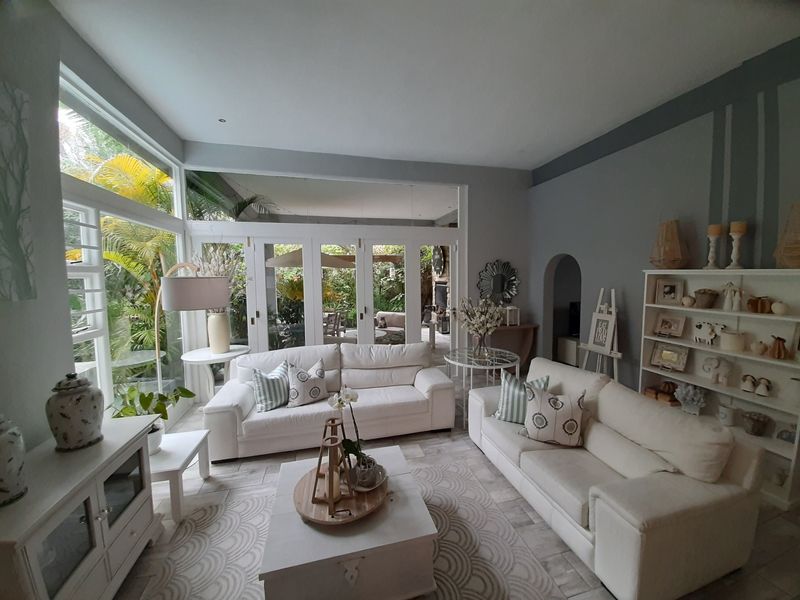 Absolutely beautiful, spacious and modern home in serene surroundings! - Photo 5