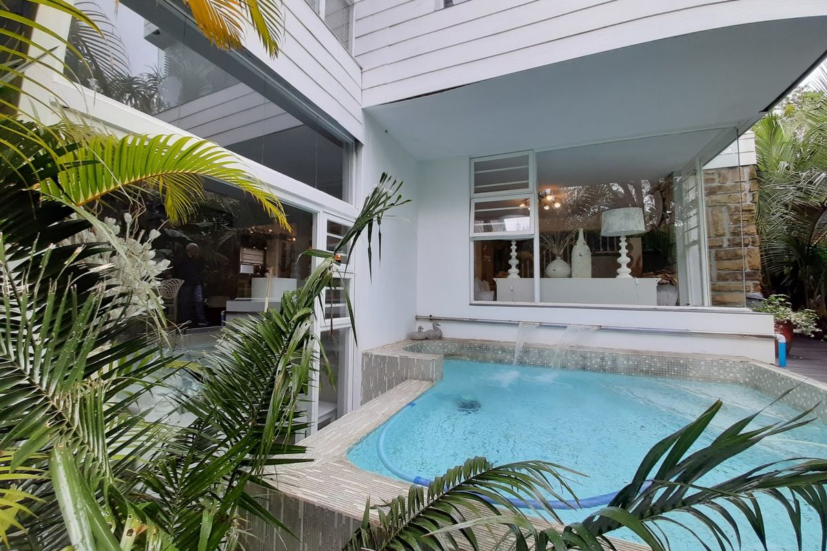 Absolutely beautiful, spacious and modern home in serene surroundings! - Photo 2