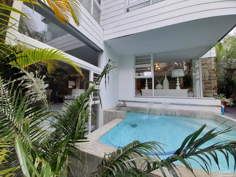 Absolutely beautiful, spacious and modern home in serene surroundings! - Photo 2