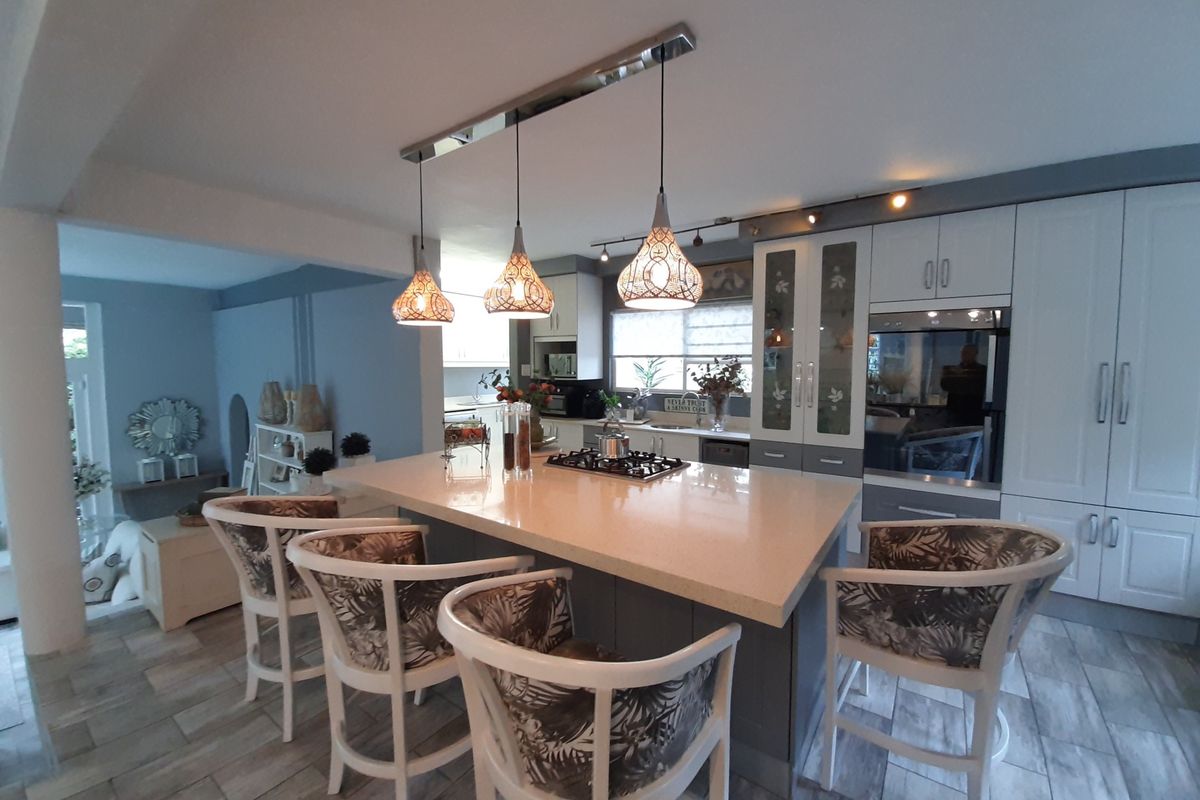 Absolutely beautiful, spacious and modern home in serene surroundings! - Photo 4