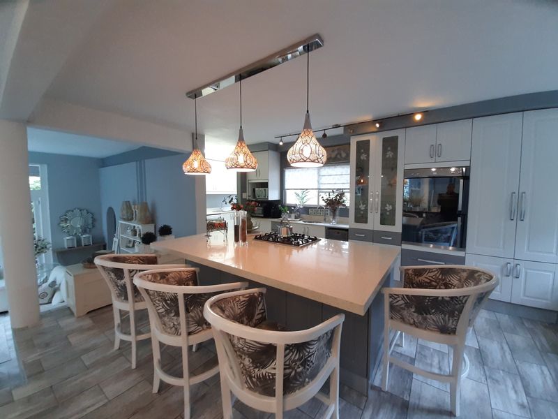 Absolutely beautiful, spacious and modern home in serene surroundings! - Photo 4