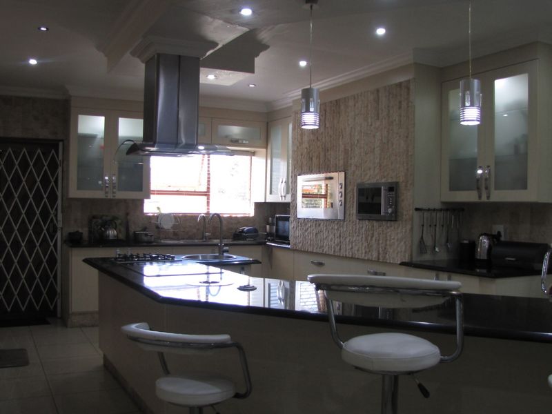 Spacious Family Retreat in Dorchester Heights - Photo 4