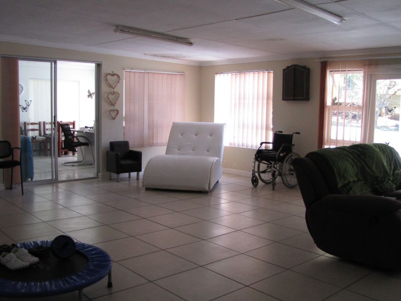 Spacious Family Retreat in Dorchester Heights - Photo 9