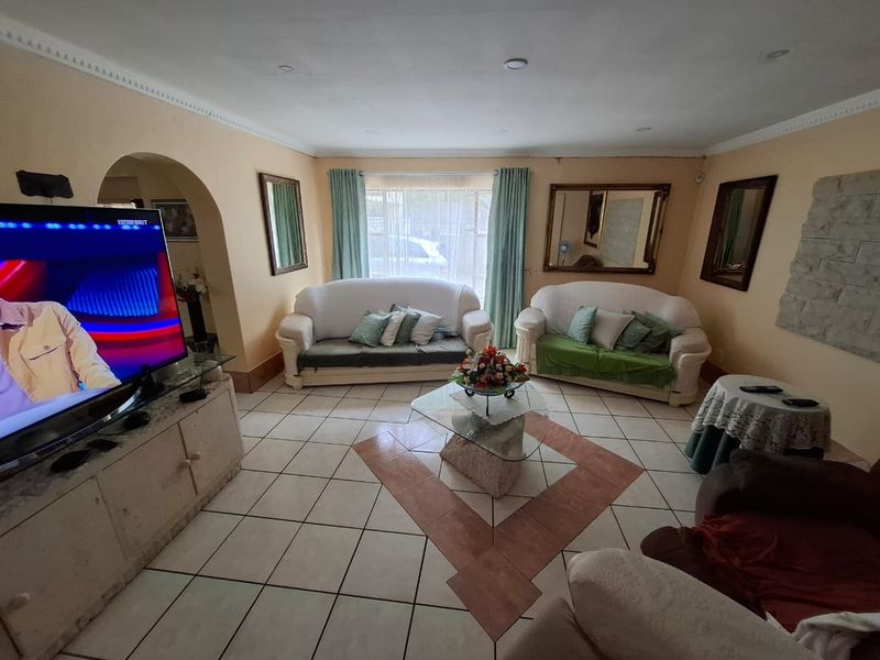 Spacious Family Retreat in Dorchester Heights - Photo 7