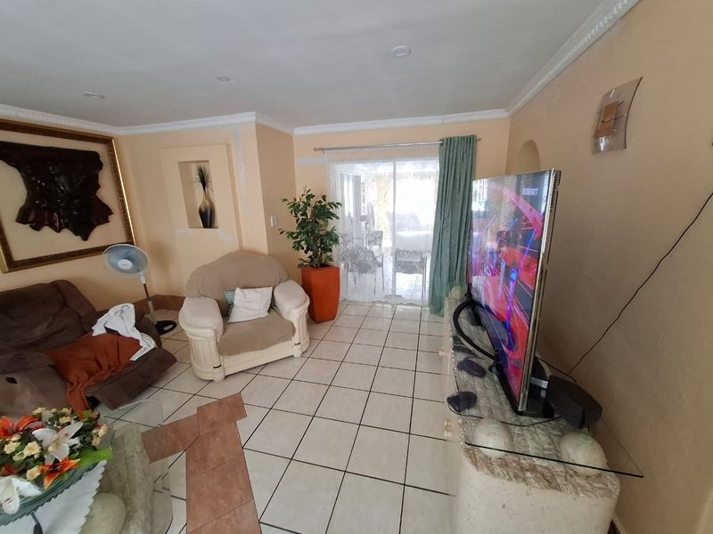 Spacious Family Retreat in Dorchester Heights - Photo 8