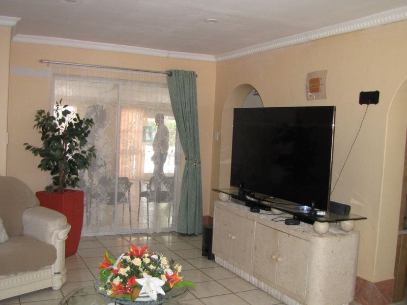 Spacious Family Retreat in Dorchester Heights - Photo 6