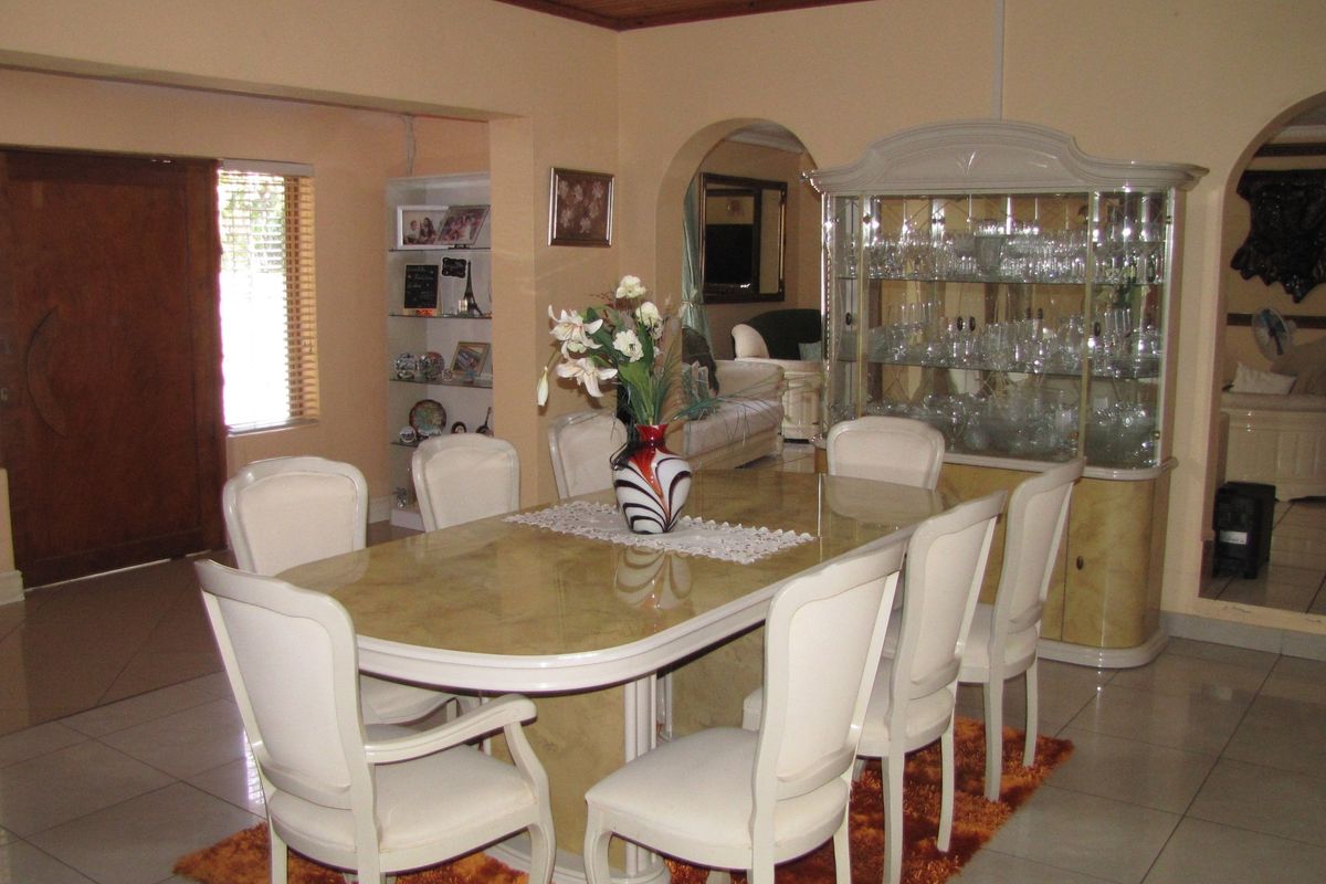 Spacious Family Retreat in Dorchester Heights - Photo 5