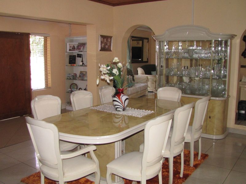 Spacious Family Retreat in Dorchester Heights - Photo 5