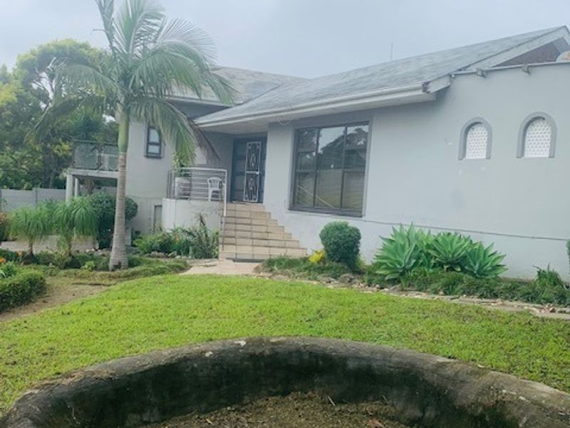 This gorgeous low-maintenance home is located in a very central area of Amalinda - Photo 3