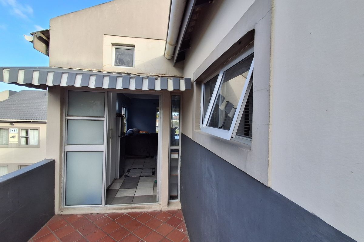 Secure 3 bedroom apartment with lovely views in Sought-After Berea and ideal for investors - Photo 5