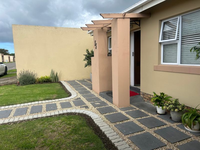 Move-in ready | Lock-up-and-go | Secure complex | Close to amenities - Photo 3