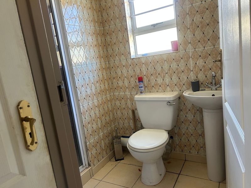 Move-in ready | Lock-up-and-go | Secure complex | Close to amenities - Photo 9