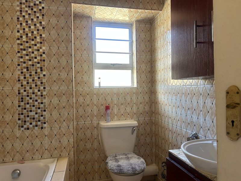 Move-in ready | Lock-up-and-go | Secure complex | Close to amenities - Photo 8