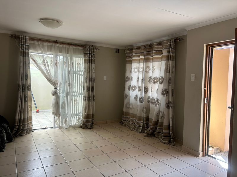 Move-in ready | Lock-up-and-go | Secure complex | Close to amenities - Photo 7