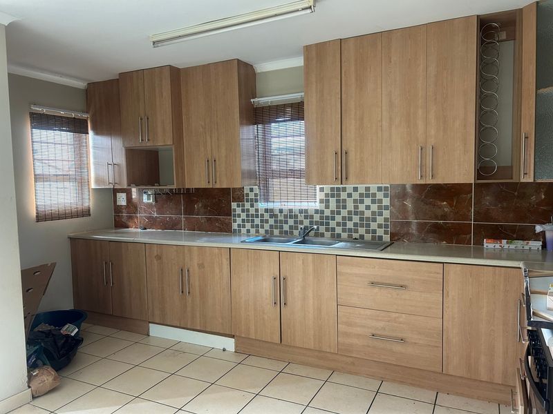 Move-in ready | Lock-up-and-go | Secure complex | Close to amenities - Photo 4