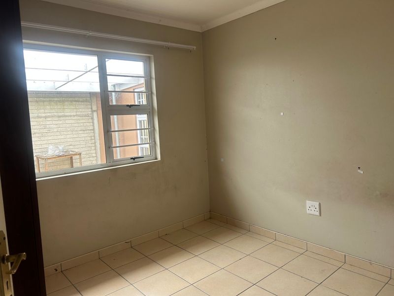 Move-in ready | Lock-up-and-go | Secure complex | Close to amenities - Photo 6