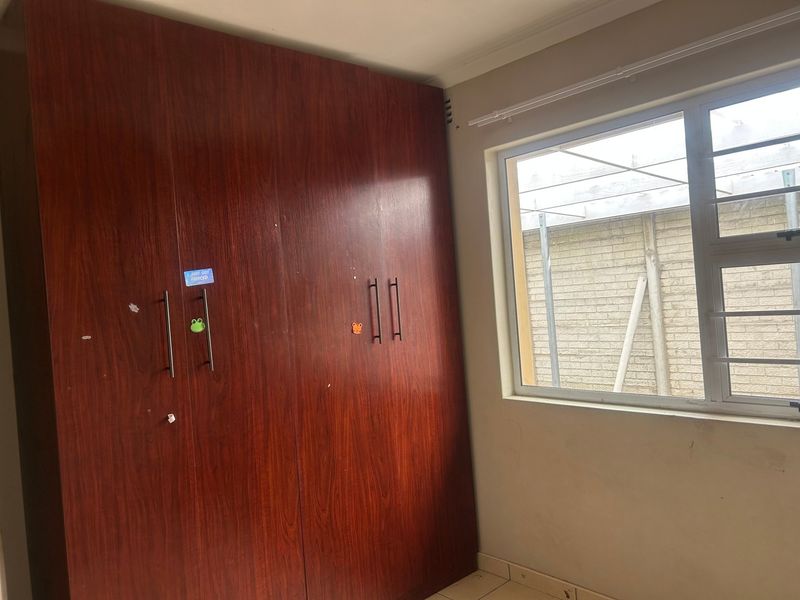 Move-in ready | Lock-up-and-go | Secure complex | Close to amenities - Photo 5