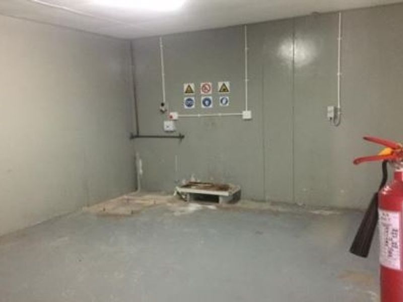 Industrial property with buildings - Photo 9